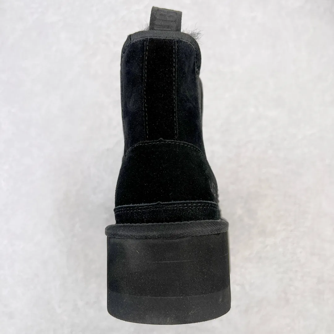 Pick up locally 💰600 UGG 4526 Chelsea thick-soled autumn and winter sheepskin and fur snow boots. All shoes are made from the same factory as ZP. Longfeng A-grade Australian imported sheepskin and fur women's boots. Brand OEM production line. Fully follow the ZP process. Original pattern maker of the OEM. Adhering to the principle of no original shoes and no development selection. Pay attention to every detail. The most authentic version on the market. TREADLITE "Light Wing" technology outsole. Lightweight/durable/flexible/pile size: 35 36 37 38 39 40 Coding: by3936030